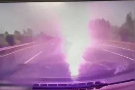 雷雨天行车注意了！闪电从天而降直击车辆 劈中地面迸出耀眼火光图片