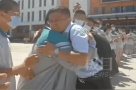 数千学生夹道欢送援疆教师，网友：这场景，我信图片