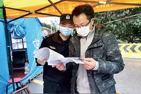 学习先进典型丨扎根泥土 甘当沙砾图片