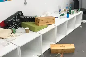 欧洲杯决赛后的更衣室：意大利脏乱不堪，三狮军团有序离场图片