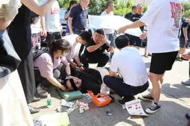 长沙一男子医学院内晕倒，学生和老师都冲上来救人……图片