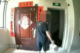 长沙一女子家门口被邻居扔垃圾 反被怼：你好凶啊图片