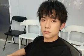 易烊千玺晒自拍庆开通微博8周年 手臂汗毛瞩目图片