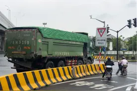 预防大型车右转“包饺子”，上海交警试点推广“大车右转必停”图片