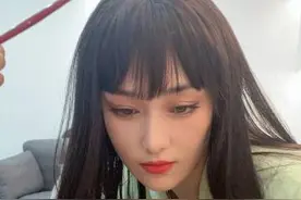 张馨予戴黑长直假发cos喵星人 神态乖巧仿佛在看“小爪爪”图片