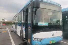 扬州一公交车抵达终点后迟迟不熄火！这一小小举动温暖了一家人图片