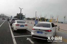 烟台交警严查滨海路违章停车 发布文明规范停车倡议书图片