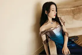 迪丽热巴蓝色流光人鱼裙曼妙灵动 化身童话公主神秘魅惑图片
