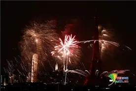 法国烟花绽放夜空庆祝国庆日图片