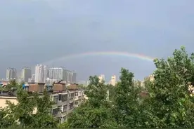 济南雨后惊现硕大彩虹图片