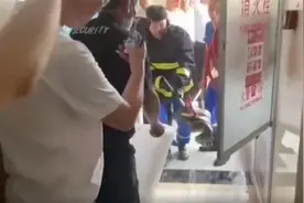 小区消防柜内惊现2米长蟒蛇 居民：可能是谁养的宠物图片