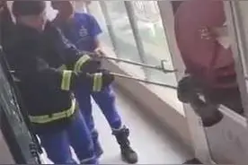 小区消防柜惊现2米巨蟒 居民：可能是谁养的宠物图片