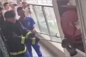 小区消防柜惊现2米巨蟒 居民：可能是谁养的宠物图片