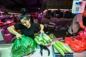 蔬菜丫头菜摊逐梦的故事经本报报道后，粉丝前来求合影企业伸出橄榄枝图片