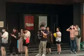 吃货们顶着37℃高温、排队几十米……上海网红阿姨奶茶店明天要关门了图片