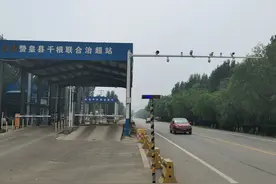 河北赞皇县一交警“变通”执法：司机违法载货改为不系安全带图片