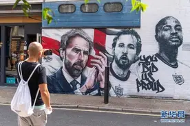 伦敦揭晓纪念英格兰队夺得欧锦赛亚军壁画图片