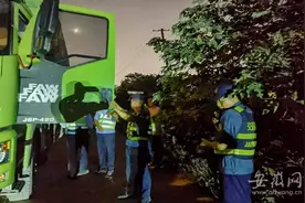 罚！渣土车司机超限不配合 强行将货物卸载路中间图片