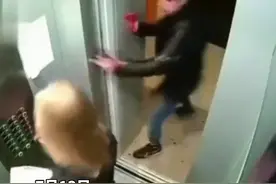 俄罗斯情侣电梯内打得头破血流，下一秒打扫电梯卫生图片