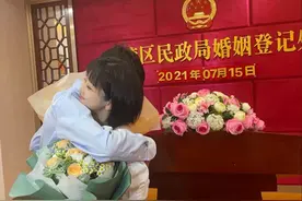 刚刚，他们领证了图片