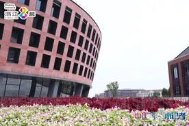 对话大学教授、提取香蕉DNA、分离鸡胚胎…中国蓝小记者在“魔法学院”玩转生物科学图片