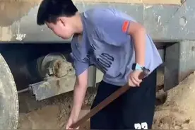 山东少年不写作业被父亲拉去铲沙！挑粪搬砖种田等“狼性教育”被热炒，专家这样说图片