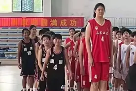 女版姚明？14岁女将身高2米26，单场狂砍42分25篮板，母亲为女篮前国手图片