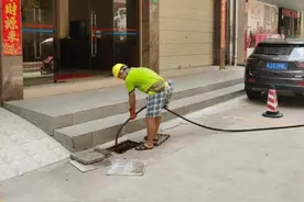 下水道堵塞群众出行难，12345现场办公解民忧图片
