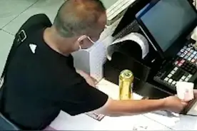 六安：一男子“鬼手换钞”将假币掉包给便利店收银员图片
