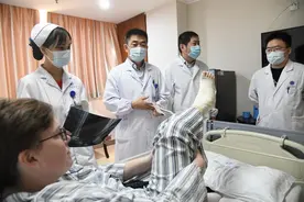 右踝反复肿痛难以行走，美国女子在汉成功手术图片