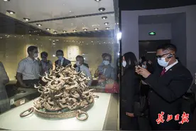 “几千年前是怎么制造出这件青铜器的，不可思议”，东盟代表亲密接触荆楚文化图片