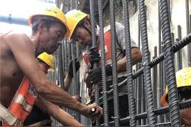 聚焦高温下的劳动者①丨隧道内气温达46℃，施工方用冰块降温图片