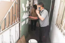 青岛市北区兴隆路街道：“请”回当事人 清理小广告图片