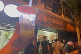 开了30年的上海奶茶小店最后一天营业了，市民排队近百米：再不来就喝不到了视频封面