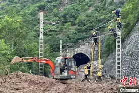 侯月铁路水害受损路段正式恢复通车图片