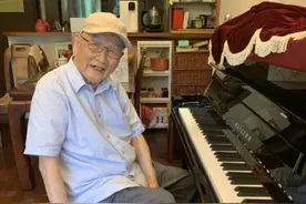 81岁学自行车，95岁学钢琴，100岁还在绣十字绣！看看百岁老人的长寿秘诀图片