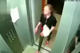 俄罗斯夫妇电梯内打架一片狼藉，下一秒两人提桶开始打扫卫生图片