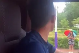 消防员出警归队偶遇母亲被困路边，赶紧下车背她过积水路图片