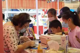 不会做奶枣的作家不是好厨师！看“西镇一婶”书博会上教美食图片