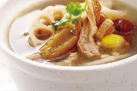 「天天养生」暴晒暴雨轮番轰炸，消滞化湿可用鸡屎藤来煲汤图片
