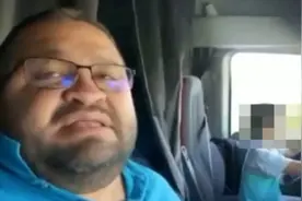 巴西一父亲让10岁儿子高速上开卡车 自己坐副驾驶自拍图片