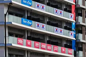 韩国代表队在东京奥运村贴“抗日横幅”引争议，日韩网友隔空对撕图片
