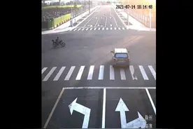 无牌无证闯红灯 滁州一男子当场被撞身亡图片