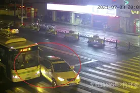 爷爷酒后接孙子放学！醉驾直行道转弯撞上公交车……图片