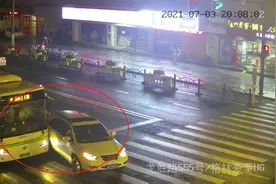 爷爷酒后接孙子放学！醉驾直行道转弯撞上公交车……图片