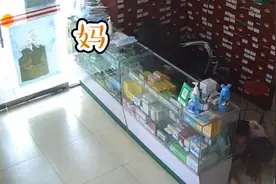 妈妈踩凳子摔倒，6岁女儿立刻抱住安慰视频封面