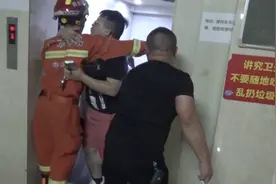 6人深夜被困电梯 获救瞬间男子“亲吻”消防员！蓝朋友：把我吓一跳图片