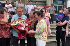 被拐40年：养父告知自己是“捡来的”，认亲后会兼顾两头视频封面