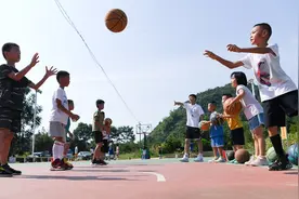 全民健身——村里有了假期篮球训练营图片