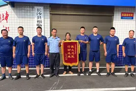 “他们大多是20出头的孩子”，长沙消防成功灭火，送锦旗的居民这样说图片